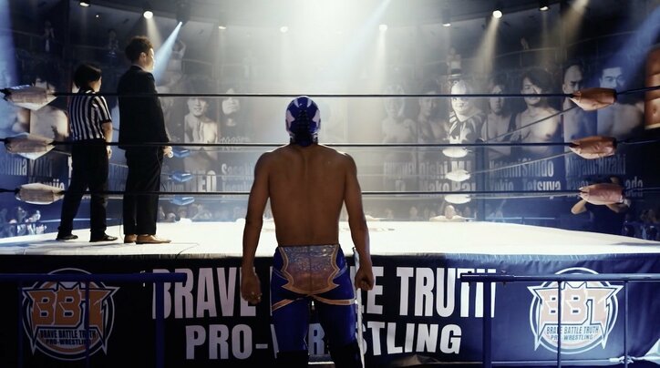 覆面レスラー・関口メンディーのスタントなしのガチ肉体美に絶賛の声「本物のレスラーすぎる」