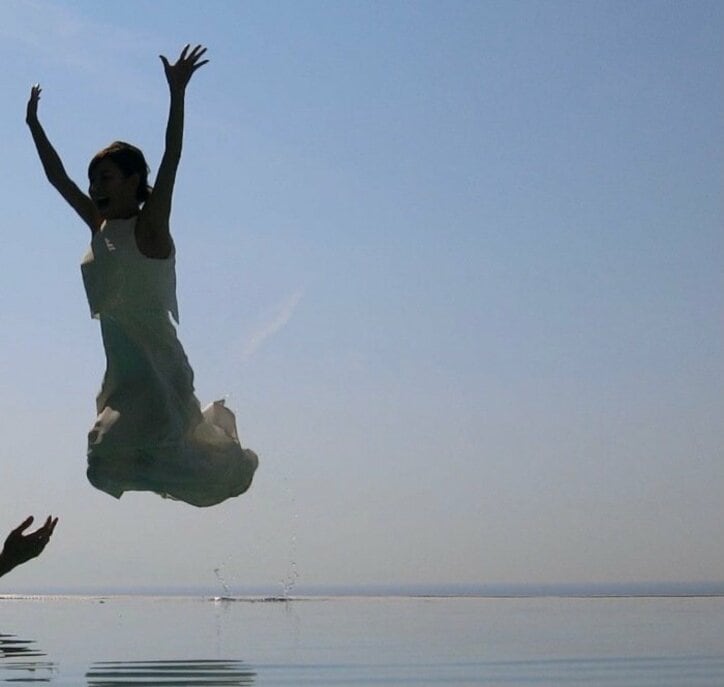 高橋真麻、懐かしのウエディングフォトを公開「バラエティー精神が出てしまった」