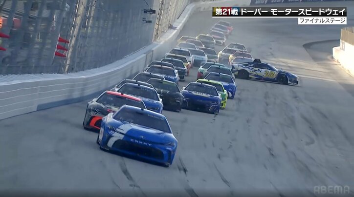 【写真・画像】レースが「終わりません！」 残り2周で“またも”…異例の“延長戦追加”を招いた大混乱に実況絶句「まさかこんな最後の最後に荒れるとは」　1枚目