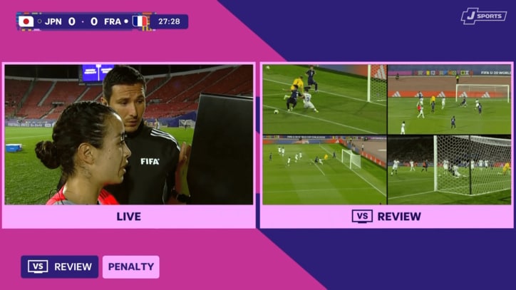 映像を確認するガルシア主審