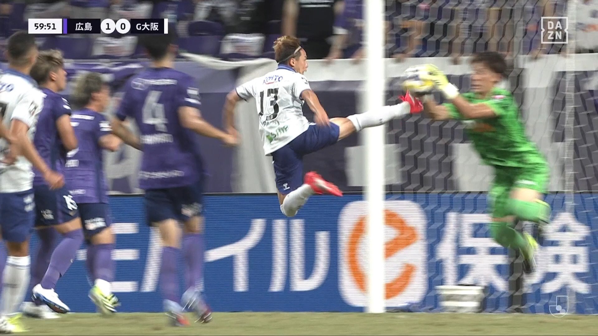 【映像】危険なライダーキックがGK直撃