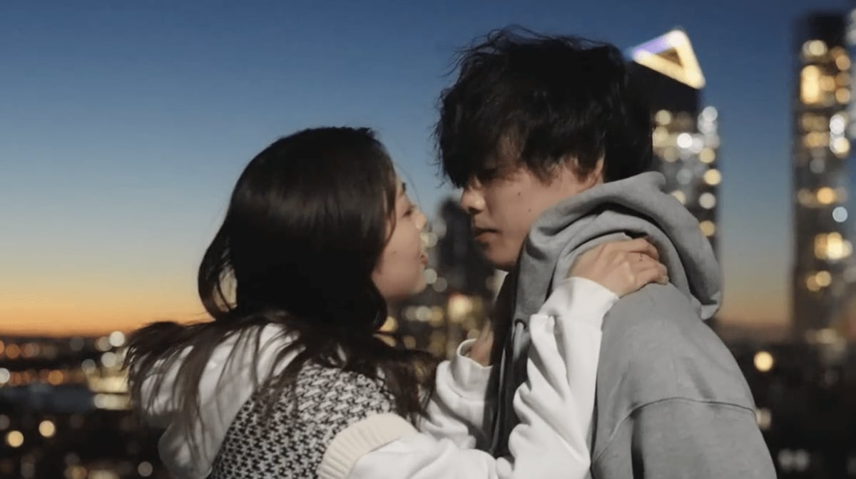写真・画像】人目を気にせず”おかわりキス”！熱いハグに感情高ぶり