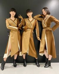 秋色の衣装でポージングを決めたPerfumeのオフショットに「最高です」「カッコ可愛いかったです！」の声