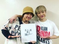 GENERATIONS - ひよこ 佐野玲於ランチ、パスケース 小森隼ボトル、ケース 小森隼、佐野玲於の朗読劇を観劇 2ショットにファン歓喜「こもれ