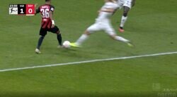 「うわー…ガッツリいったな」「これは痛すぎる」 ボールじゃなく足首に危険すぎる“強烈キック一発”！ 韓国代表DFがカード上等の超ラフプレーを炸裂した瞬間