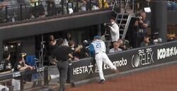 視聴者は見ていた！ソフトバンク・周東佑京の「優しすぎる神対応」に称賛の嵐　カメラマン席に飛び込んだ日本ハム・清宮にとっさに駆け寄った話題のシーン