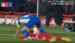 一体、何が起こった？ 堂安律が背後から突き飛ばされて“想定外のハプニング”発生　倒した相手が頭上スレスレを通過してシュールすぎる珍プレーに