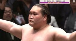 「口元そっくりで可愛い」照ノ富士、最後の土俵入り “そっくり”な息子にファン熱視線大の里に抱っこされ「将来の横綱」