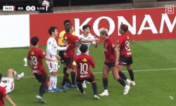 激怒！ 稲垣祥が鈴木優磨に“鬼の形相”で突進→胸ぐらを掴んだ一部始終「手を出したから報復行為では？」一触即発の騒ぎに