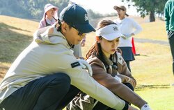 仲良しすぎる！？橋本環奈＆三浦翔平、“敵チーム”なのに熱心指導の一部始終 和気あいあいシーンが話題