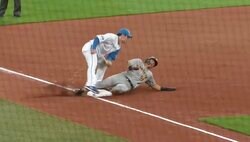 阪神は分かってたはずだろ！ホンマに投げてどないすんねん… 日ハム・江越の“恩返し爆肩レーザー”がエグすぎる 「バケモンかよ」「骨折治って完全体」