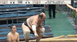 38場所連続負け越しのベテラン力士、“超スロー寄り倒し”で初日「バイソンの突進」ファン歓喜も心配の声「跛引いてるな」「痛めたか」