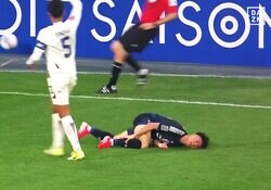 「荒くて怖い…」日本の至宝が“危険タックル”被害！ 英移籍内定の17歳・高岡伶颯が悶絶→実況解説陣も心配した瞬間【U20アジアカップ】