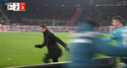 危ない！警告されてた… 放送事故レベルの珍プレーが炸裂した瞬間　2試合連続劇的勝ち越しゴールで感情が大爆発した監督のヤバすぎる行動