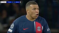 批判殺到！「審判どこみてんだよ」「お前のせいで負けた」 エンバペが超ブチギレ！ドリブル突破した瞬間にヤラれた“謎の判定”にスタジアムが大ブーイングの嵐