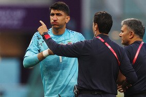 【W杯】ギネス世界記録のスローイン見られず　イランGK、味方選手と衝突で前半18分に負傷交代