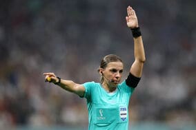 92年のW杯史で初めて女性主審が笛を吹いた歴史的な瞬間！ フットボール史に刻まれたコスタリカvsドイツの一戦