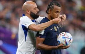 「今グリーズマンに怒られた？」試合中もネックレス着用のフランス代表クンデ、デシャン監督からもお叱り「許されない」