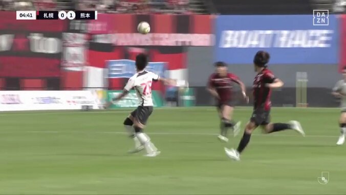 「年間ベストゴールだろ」衝撃！17歳高校生の弾丸30m超スーペルゴラッソにスタジアム騒然「キャプ翼の世界」「ゴラッソにも程がある」胸トラップから振り向きざまの超絶ボレー弾 3枚目