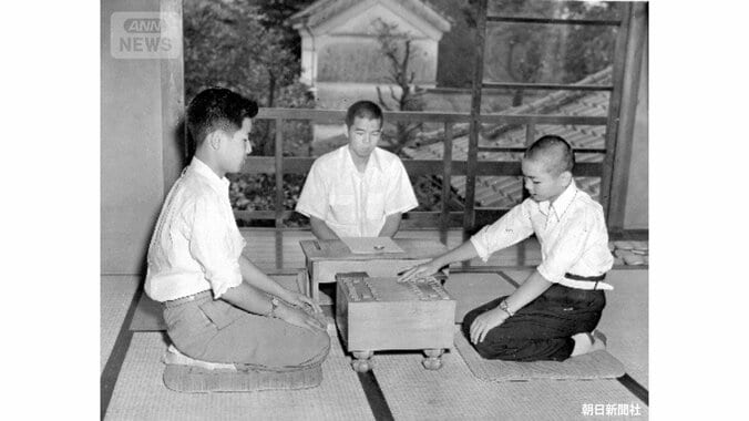 1954年に史上初の「中学生棋士」としてデビューした頃の加藤一二三四段（右）（提供：朝日新聞社）