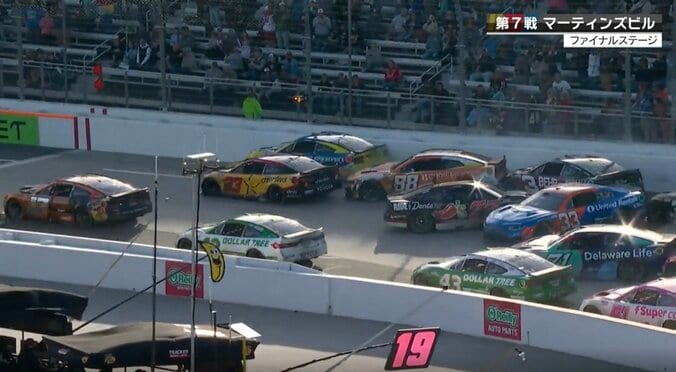 “最短”サーキットで約10台絡む珍しいクラッシュ「邪魔だ、邪魔だ」押し合い発端にコース上が「ぐちゃぐちゃ」大混乱 5枚目