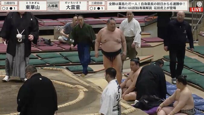 力士が親方に直撃…館内悲鳴の緊急事態