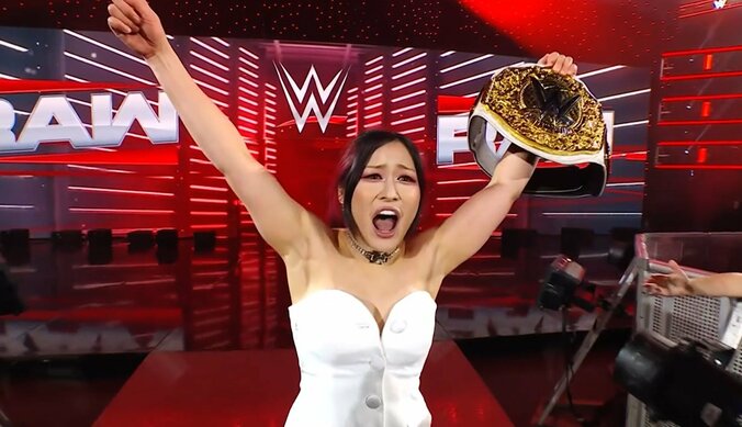 歓声を浴びるイヨ