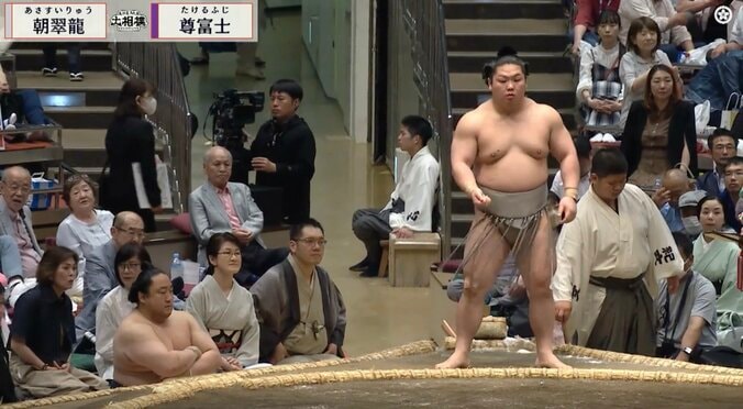 大相撲夏場所に“人気講談師”の熱心な姿 「見たことのない顔で」「すごく映ってますね」幕内取組前から観戦する様子に反響 3枚目
