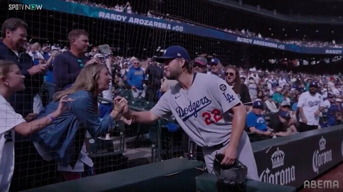 ド軍カーショー、家族の元へ駆け寄り誓った“健闘” 登板前の敵地で広がった感動光景…積み上げた「455」に球場が贈った“賛辞” 3枚目