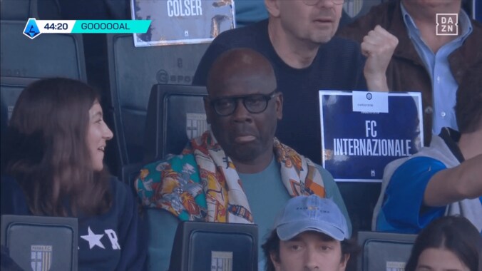 嘘だろ…？ 鈴木彩艶、“突然変異ループ”で驚愕失点「可哀想…」「トリッキーすぎて無理」インテルFWのレジェンド父は“珍ゴール”に不満顔「怒ってるw」 4枚目