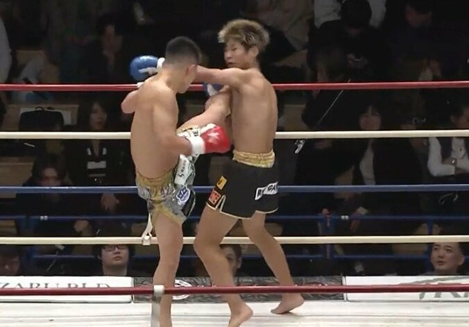 わずかなスペースから突如左ハイ