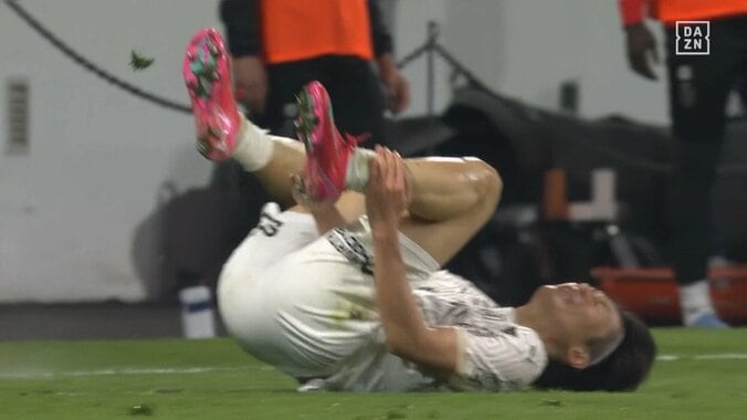 わざとだろ！中村敬斗、非道な極悪スライディングに転倒悶絶「完全に削りに行くようなタックル」「大丈夫か」全力で足元に突っ込む危険プレーにファン激怒 2枚目