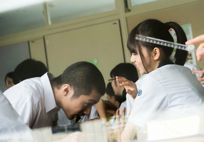 「いきまーす」齋藤飛鳥が1番最初にバリカン手に持ち、山田裕貴が坊主になった瞬間公開 1枚目