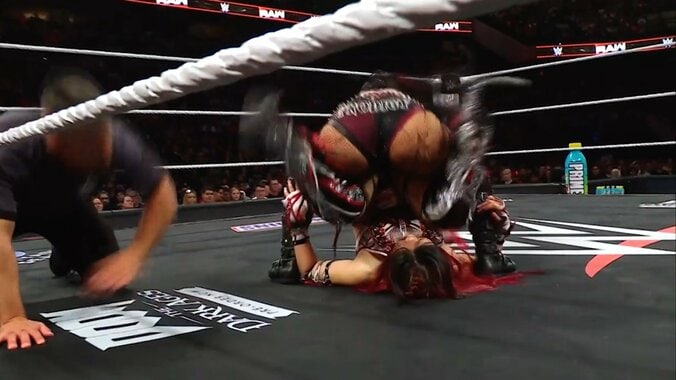 イヨとロクサーヌ・ペレスの丸め込み合戦