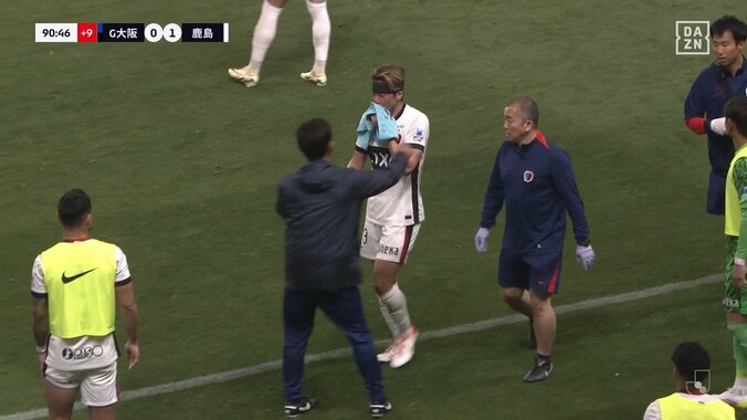 「今の出血量えぐい」「大丈夫か」激しい接触→頭部からの流血にスタジアム騒然「なんでヘッドギア脱いだんだ」再負傷のDFに心配の声 2枚目