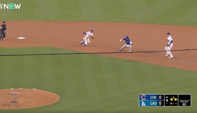 【写真・画像】一体、何が起きた…！？ 山本由伸、投球直前に“まさかの珍光景”「なんやあれ」「どういう状況w」審判が突如プレー中断→グラウンドにビーチボール　1枚目