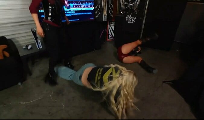 「異常に腫れてる」女子レスラー、頭部“衝突”で額に異常事態 乱入で惨劇 テレビ破壊も 4枚目