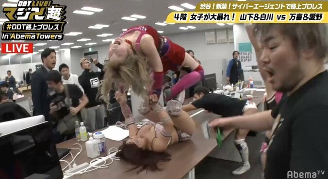 人気女子レスラーが“机上”ロメロスペシャル　DDT路上プロレスは男女“入り乱れる”大乱闘に発展 1枚目