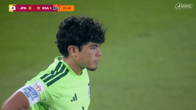 「凄すぎる」「一発だ」17歳日本代表GK、驚愕の先制点演出！“60m絶品フィード”に絶賛続々「ダイレクトで上手く蹴った」 4枚目