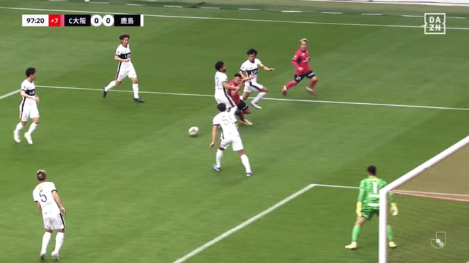 「何そのドリブルw」セレッソMFの“ノールック股抜き突破”が脚光！「スーパーすぎる」「キレッキレやな」「ルーカスうま」PK獲得の決定的瞬間 3枚目