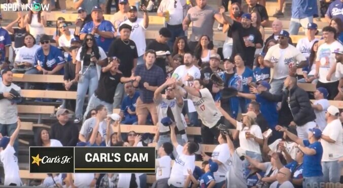 【写真・画像】一体、何が起きた？ 大谷翔平、爆速走塁で“想定外のハプニング”「飛んだな…」 予想外のリアクションが話題に「笑ってるやん」　1枚目