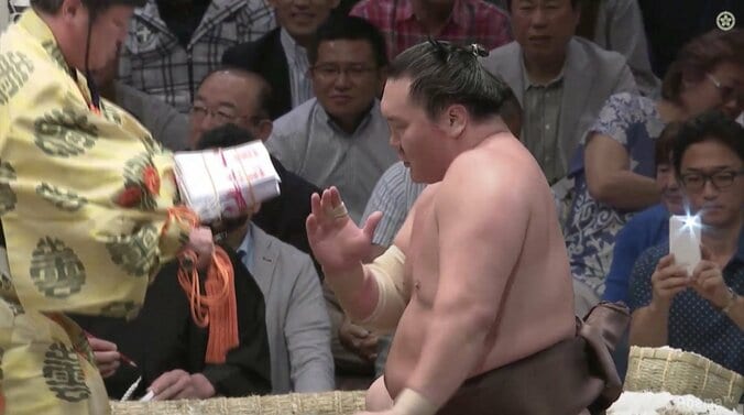 白鵬が1敗キープ　豊山下し全勝・栃ノ心をぴったり追走 1枚目