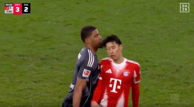 場内騒然！伊藤洋輝が突然倒れた… 相手選手がブチギレ「何してんだよ！」“謎タックル”で吹っ飛ばされる「負けててダサい」 5枚目