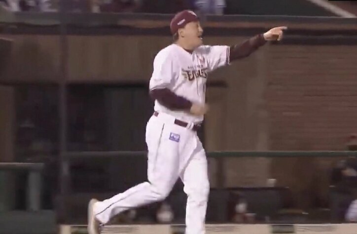 球場騒然！ 楽天・石井監督がベンチから激走、DeNA・三浦監督は怒りを押し殺し… 桑原のスーパーキャッチをめぐる“謎ジャッジ”がカオスすぎて物議