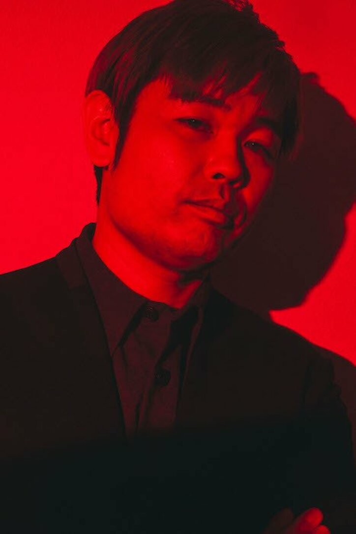 秋山竜次、品川ヒロシ監督作『戦湯~SENTO~』に全裸で出演!マッサージ師お墨付きの「ちゅるちゅる」の身体に椿油を塗って挑む
