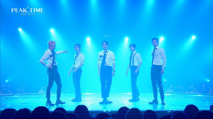 「全員がアルバイト兼務」苦労人K-POPアイドルがSNSで話題、社員証を首からぶら下げスーツ姿で圧巻パフォーマンス