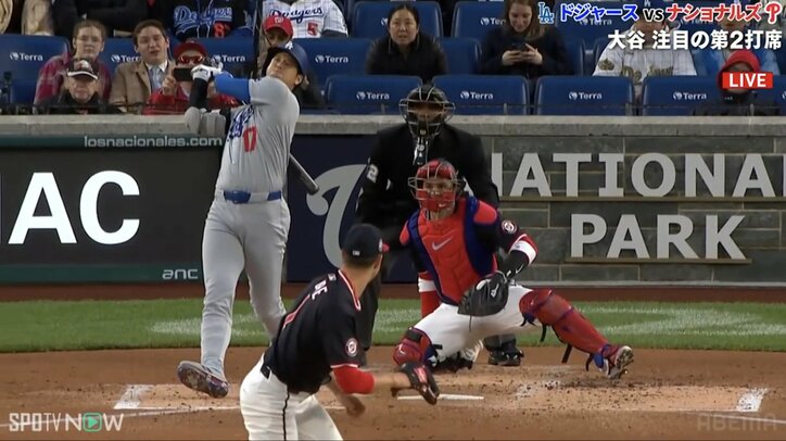 【映像】大谷の豪快弾でファンの少年も“確信バンザイ”