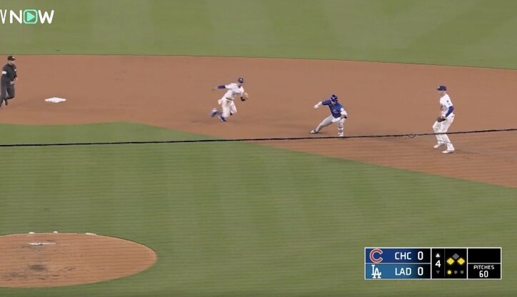 【写真・画像】一体、何が起きた…！？ 山本由伸、投球直前に“まさかの珍光景”「なんやあれ」「どういう状況w」審判が突如プレー中断→グラウンドにビーチボール　1枚目