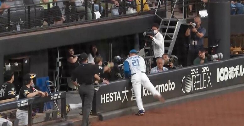 視聴者は見ていた！ソフトバンク・周東佑京の「優しすぎる神対応」に称賛の嵐　カメラマン席に飛び込んだ日本ハム・清宮にとっさに駆け寄った話題のシーン