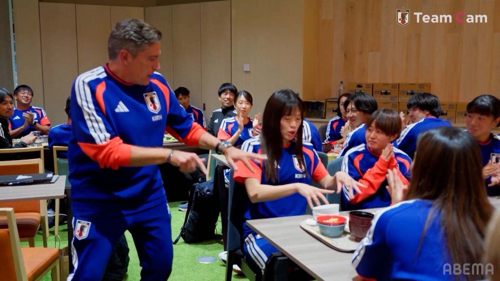 「エアピアノ」に周囲も爆笑